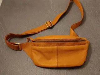 Skindtaske /bumbag i farven lys cognac, kalveskind