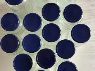 Glas med blå skruelåg