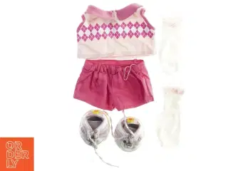 Dukketøj med polo trøje shorts og kondisko fra Build a Bear (str. Livvidde 17 cm)