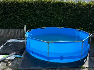 Helt ny pool med alt tilbehør sælges