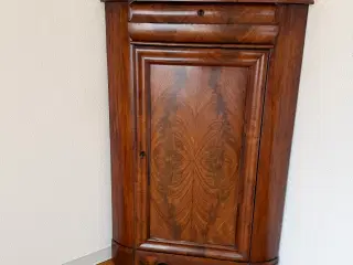 Hjørneskab i fineret mahogni