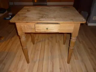 Tobaksbord i fyrretræ.