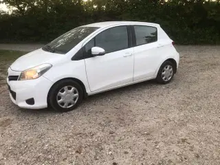 Ny syn  Toyota Yaris 1.4-4d  2013 Grøn ejerafgift 