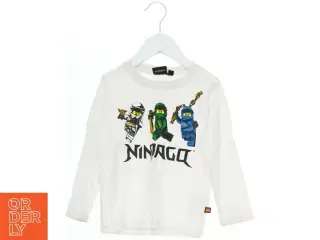 LEGO Ninjago langærmet t-shirt fra Lego (str. 104)