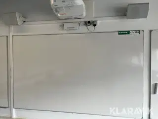 Projector Epson med whitebordtavle og højtaler