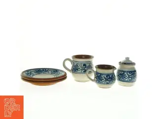 Keramiksæt (str. Tallerken ø, 18 cm krus 10 x 13 xx 10 cm mælkekande 7 x 11,5 x 8 cm sukker beholder 10 x 8 cm)