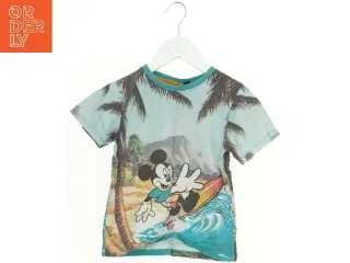 T-shirt med Mickey Mouse surfermotiv fra H&M (str. 104)