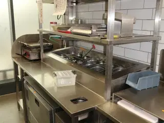 Rustfri stålbord med køleenhed samt indhold