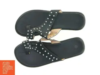 Sorte sandaler med nitter (str. 42)