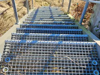 Udendørs galvaniseret trappe.