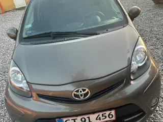 Aygo årgang 2012 i bronze, har kørt 180.000 km. 