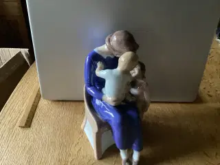 Siddende mor med 2 børn