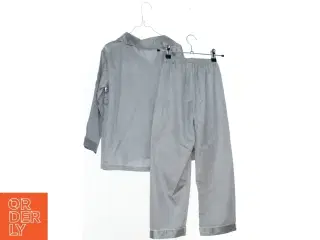 Pyjamas i satin (str. 152)