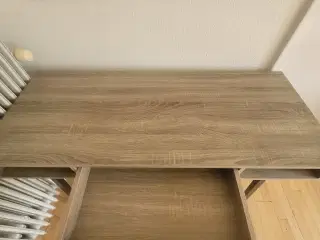 Skrivebord + stol 295 kr.
