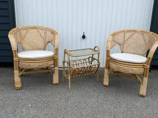 Flot kurvesæt med 2 stole og et bord/bladholder