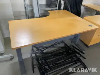 Hævesænkebord 3 styk og lille skab på hjul