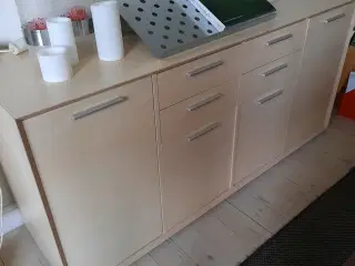 Skænk og vitrineskab