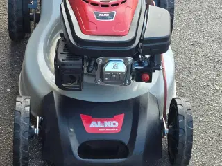 Plæneklipper virker perfekt også selvkørende 