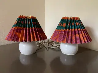 2 hvide bordlamper med mønstret skærm
