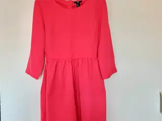H&M flot koralrød ny kort kjole str 40