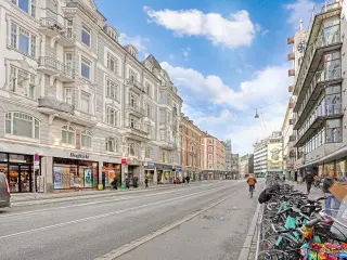 Herskabeligt og renoveret med grøn gård ─ lige overfor Værnedamsvej