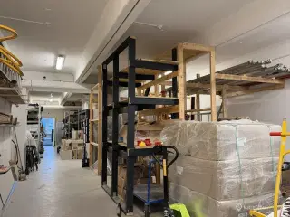 120 m² lager med pænt og indflytningsklart kontor