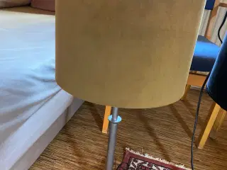 Lamper en med lys og en med sort skærm