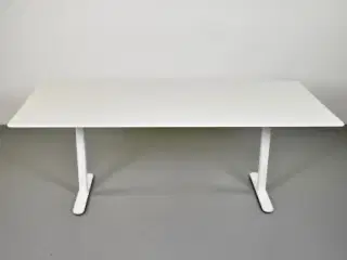 Konferencebord i hvid med hvidt stel