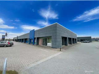 Meget synlig og attraktiv butiks- eller showroomlejemål