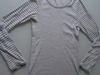 stribet hvid og grå langærmet t-shirt