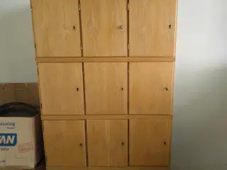 Skab med låger