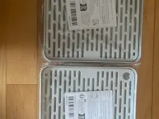 2 små toiletter med rist til gnaver