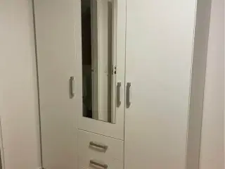 Vellerup garderobeskab fra Jysk 