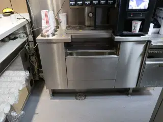 Rustfri ståldisk med indhold (sodavandsdispenser og kaffemaskine medfølger ikke)