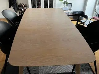 Spisebord i lyst træ