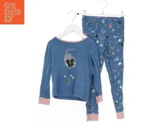 Blå pyjamassæt med kattemotiv fra Poco Piano (str. 110)