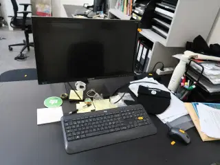 Computerskærm SAMSUNG S24E450, tastatur, mus, dockingstation DELL