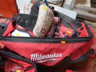 Værktøjstaske MILWAUKEE m. div. værktøj (se billeder)