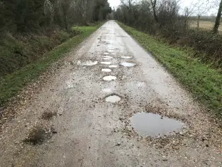 Kørsel med Vejhøvl / planeringsskær tilbydes.