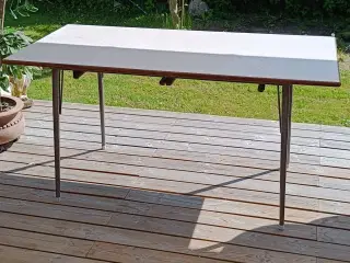 Skolebord med stole ophæng 