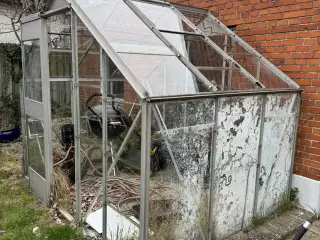 Fint drivhus udestue på 4,5 m2