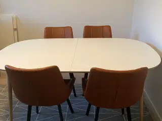 Spisebord med seks stole
