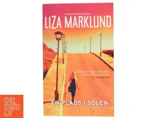 En plads i solen : krimi af Liza Marklund (Bog)