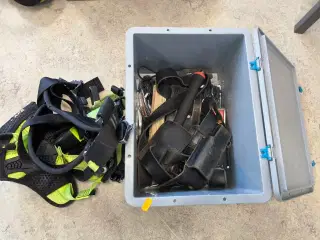 Kasse m. sikringsgrej samt div.