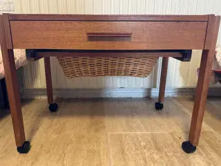 Sybord / entremøbel i teak