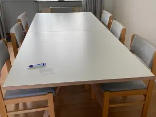 Spisebord brugt, men står som nyt