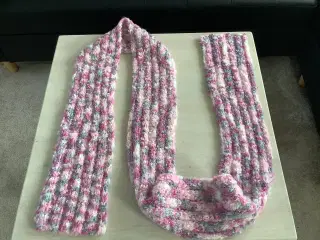 2 stk strikkede halstørklæder i multifarver.