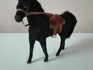 Hest med saddel
