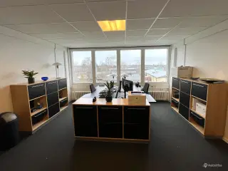 Møbleret kontor til 2  på Fuglebækvej  - Nyd dit nye kontors adgang til parkering og særlige fordele. Mulighed for arkiv på 11 m2 