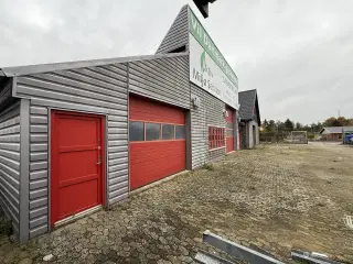 Højloftet lagerlokale/industriejendom med mange anvendelser til leje